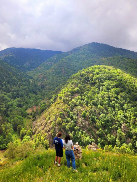On se prépare à accueillir les visiteurs en montagne.