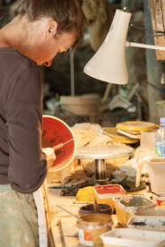 Nadia Caërou, potière à Py, soutenue par LEADER